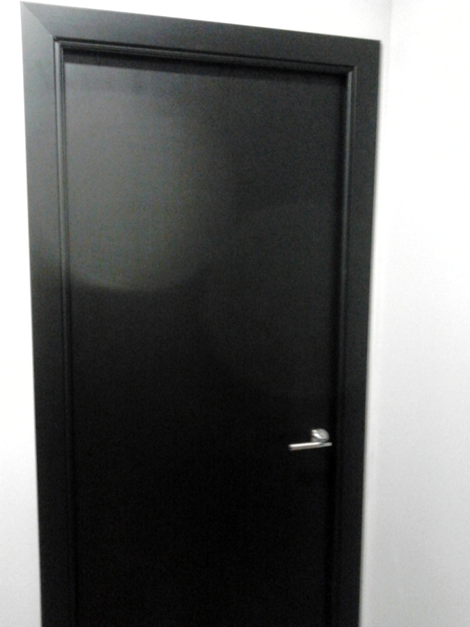 Puerta de paso de color negro lacado