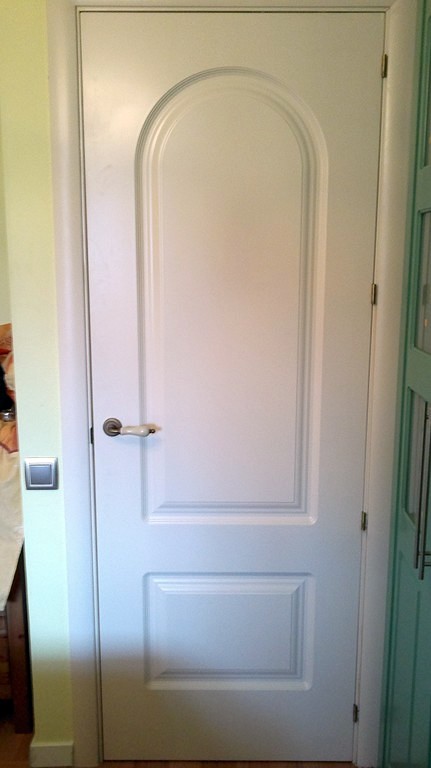 Puerta de paso lacada