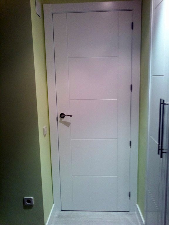 Puerta de paso Lacada