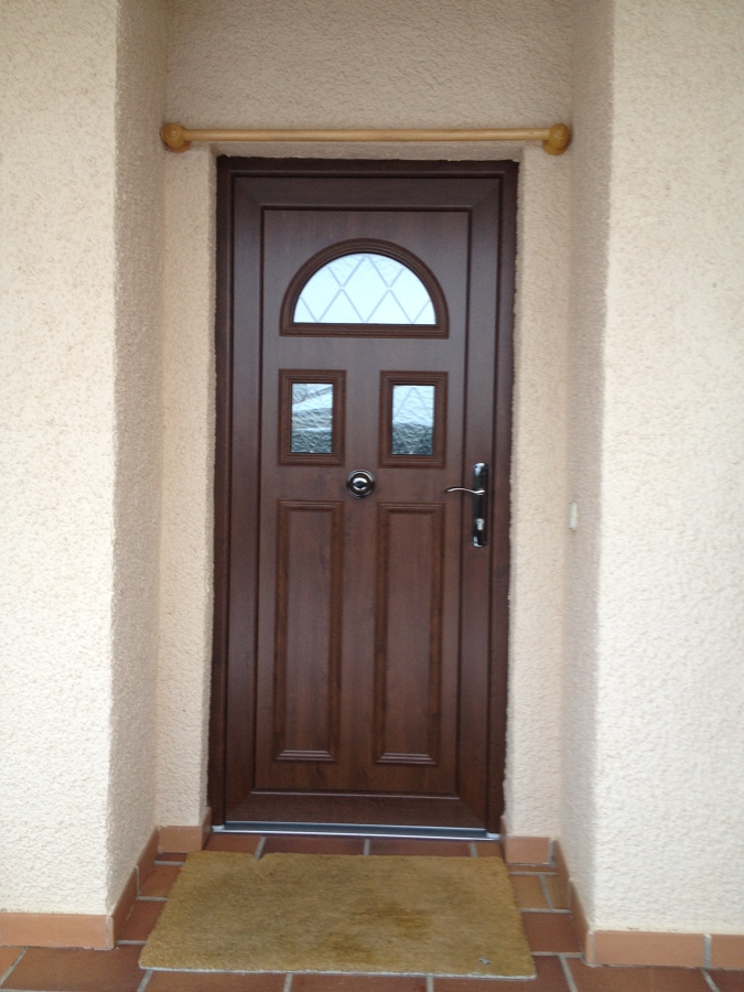 Puerta de Pvc nogal con 3 vidrios emplomado