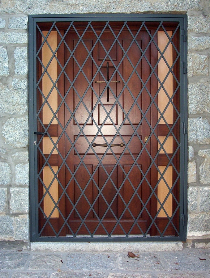 PUERTA DE REJA EN ROMBO