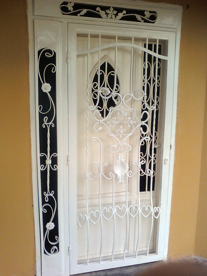 Puerta de seguridad con diseño- Entrada.