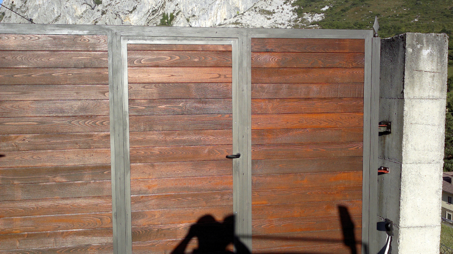 Puerta en forja chapeada en madera de castaño envejecida