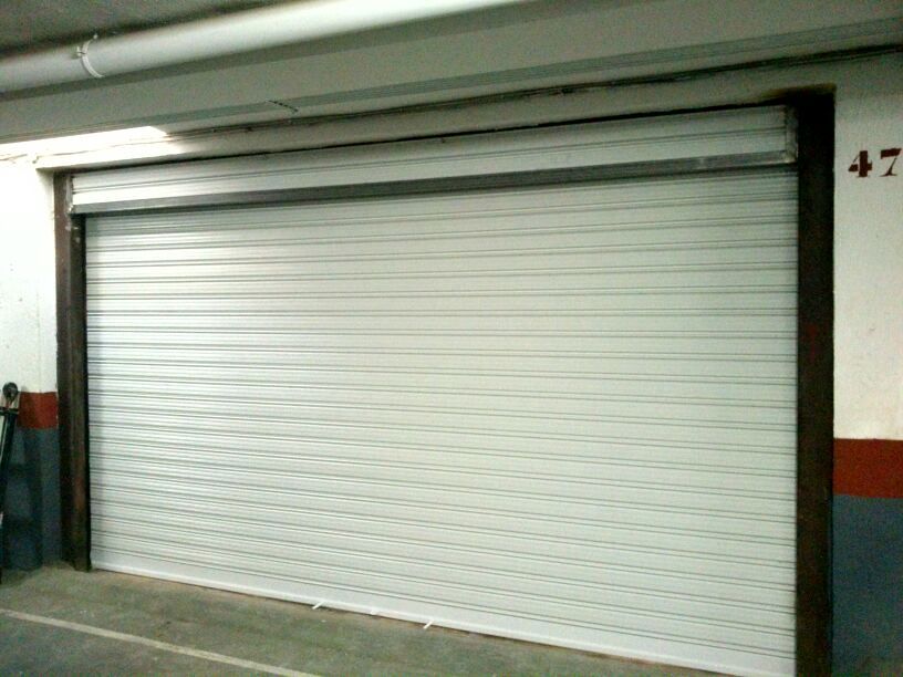 Puerta enrollable para garaje Cubierto