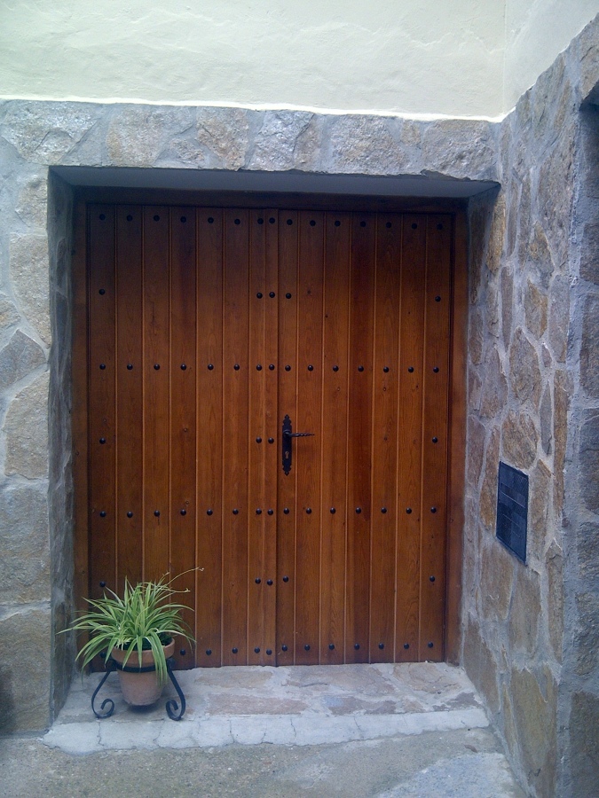 PUERTA ENTARIMADA DOBLE BARNIZADO AVELLANA