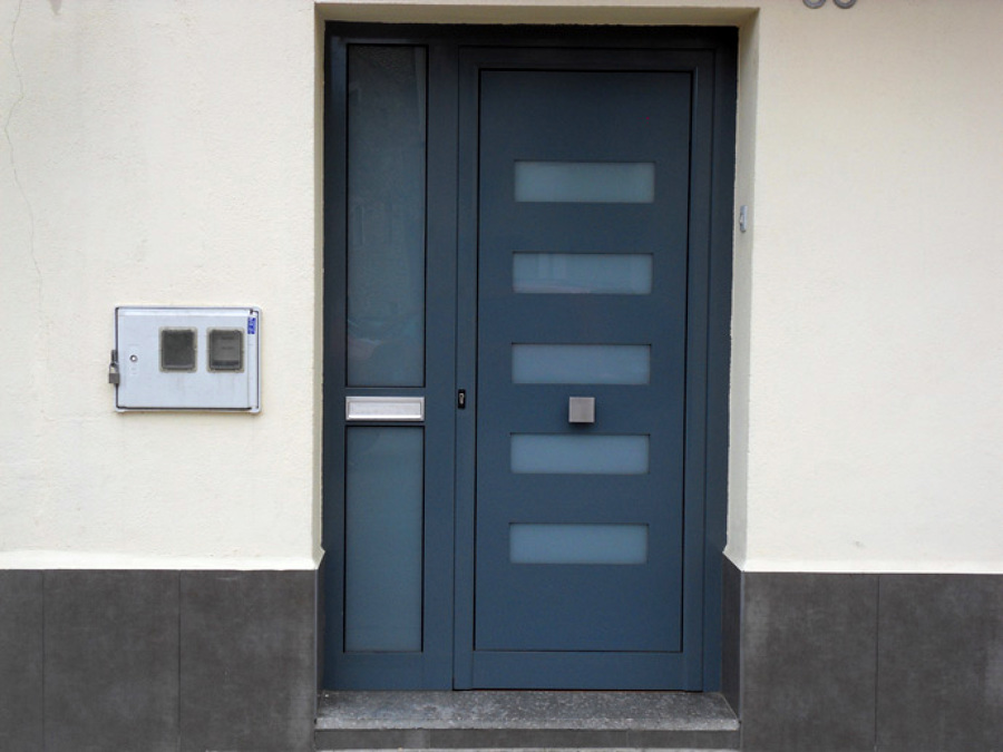 Puerta entrada de aluminio