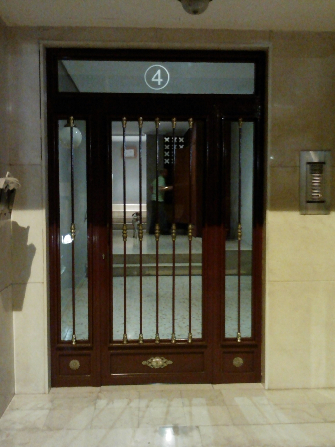 PUERTA ENTRADA EDIFICIO COMUNIDADES