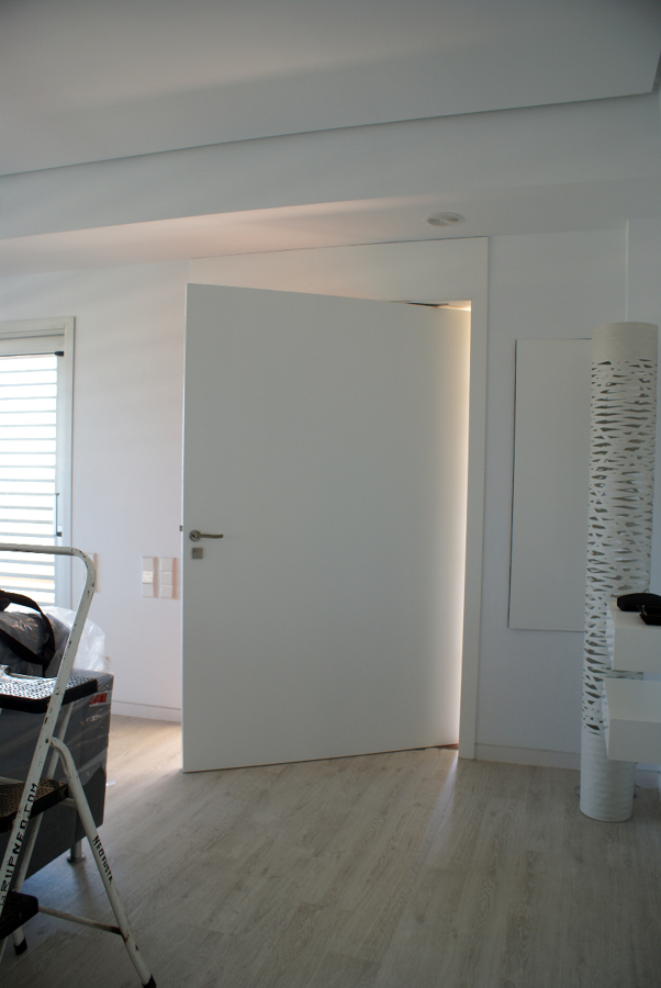 puerta entrada pivotamte eje desplazado