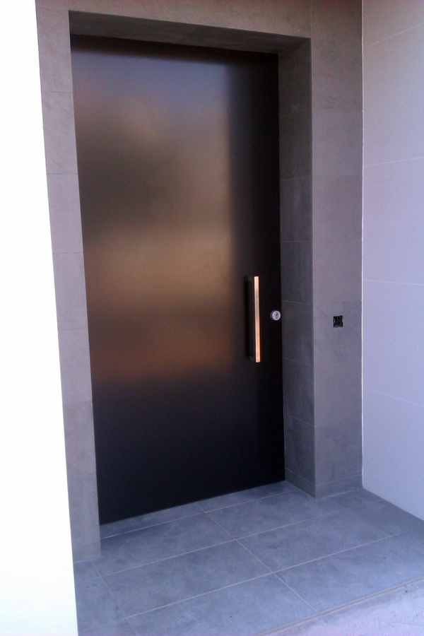 puerta entrada pivotante eje desplazado