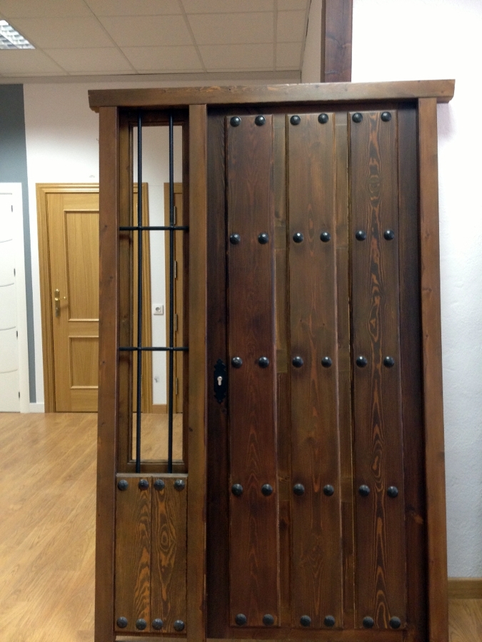 Puerta entrada rústica puerta y fijo lateral.