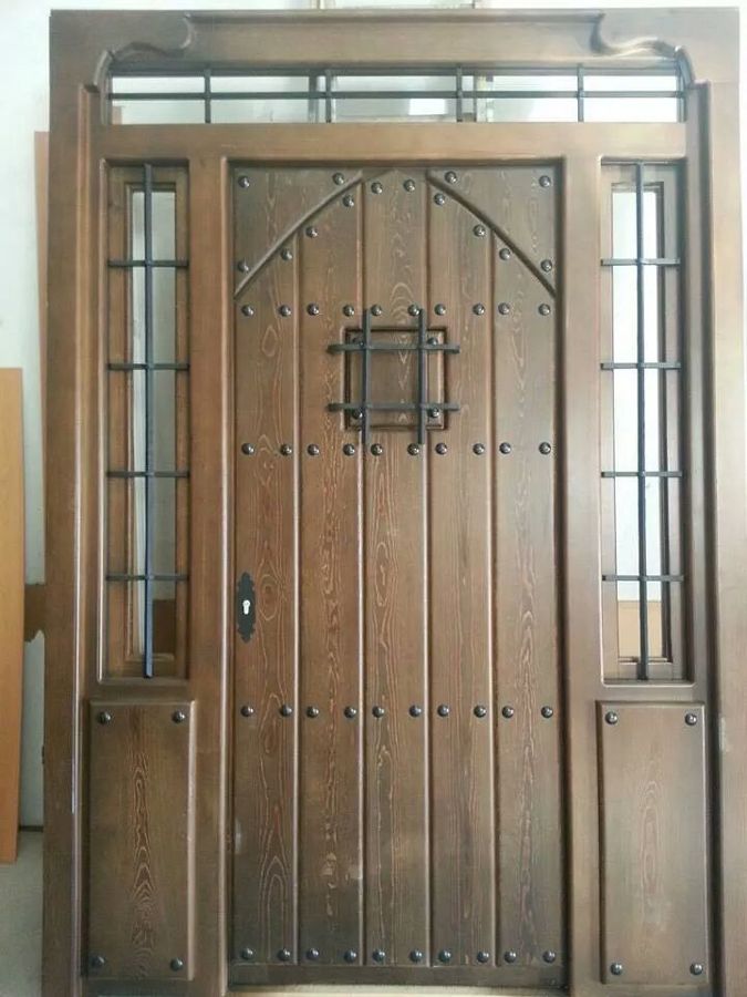 puerta entrada teñida en. nogal