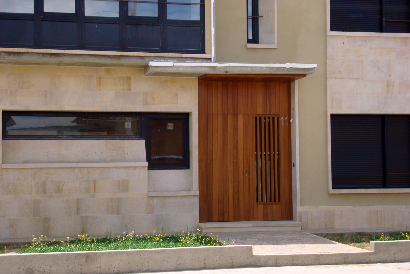 Puerta entrada vivienda en madera 