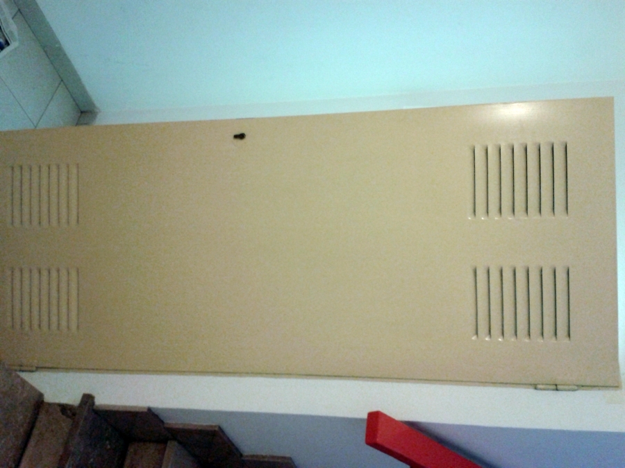 Puerta escalera pintada.