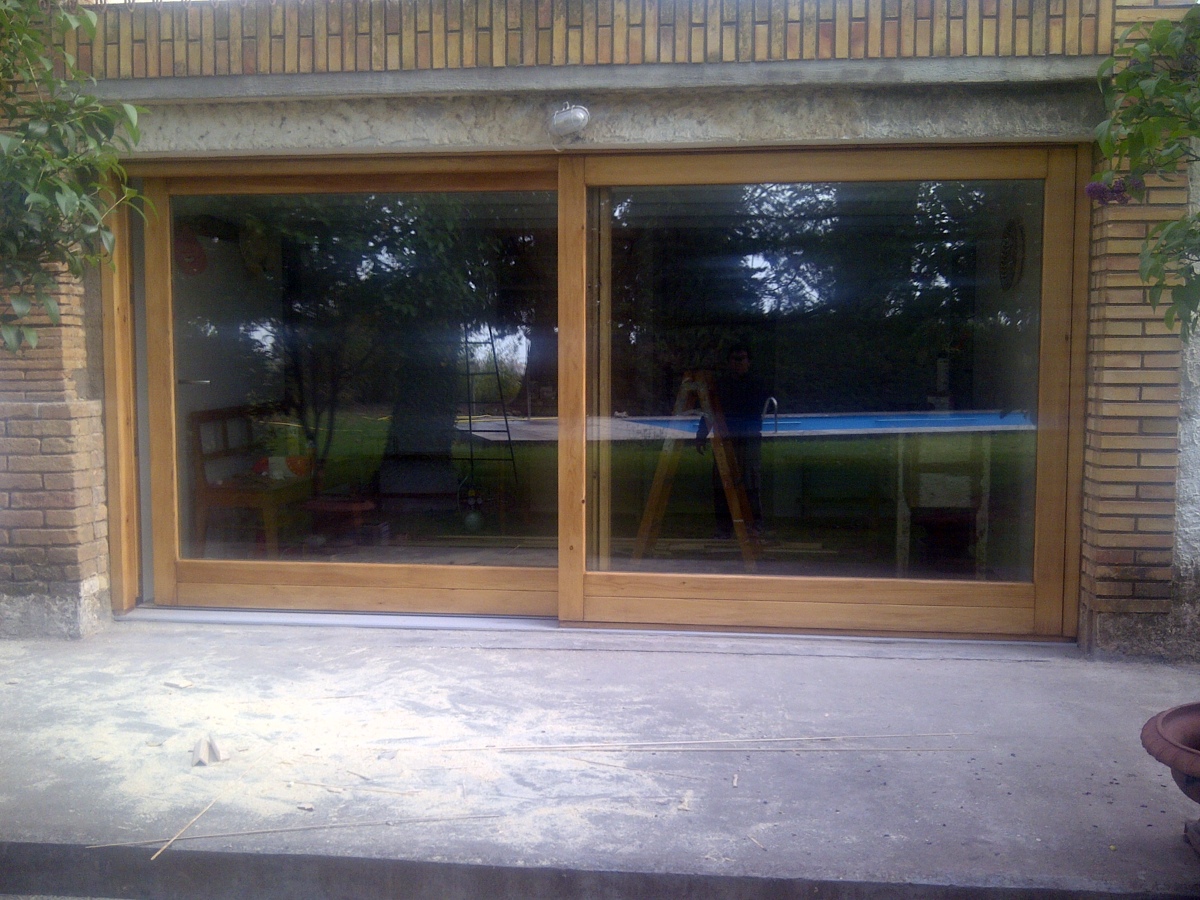 PUERTA EXTERIOR CORREDERA EN MADERA