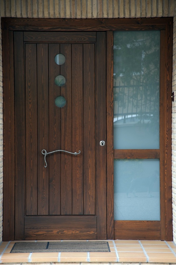 Puerta exterior de madera maciza