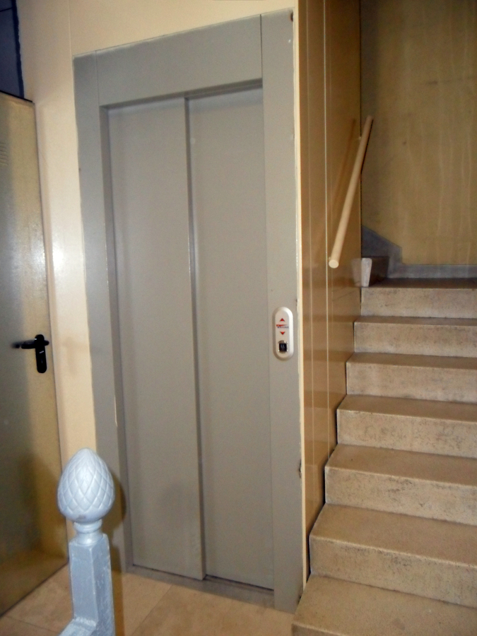 PUERTA EXTERIOR RELLANO 