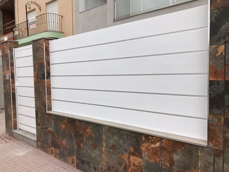 PUERTA PEATONAL Y VERJA DE ALUMINIO PARA FACHADA PRINCIPAL