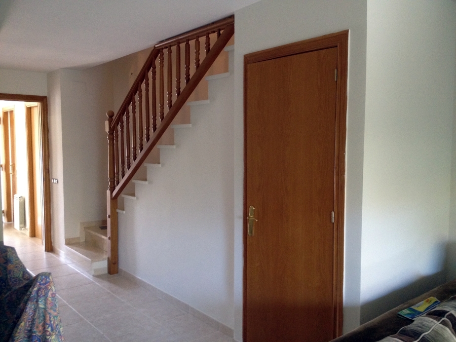 puerta y baranda sin lacar  