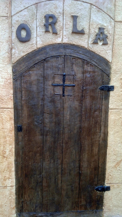 puerta imitada con mortero impreso