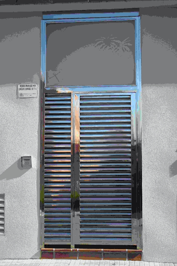 Puerta inoxidable 316 con lamas y cristalera.