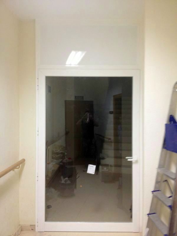 Puerta instalada en lacado blanco