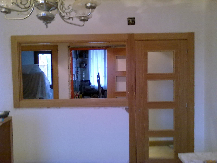 puerta junto cristalera grade