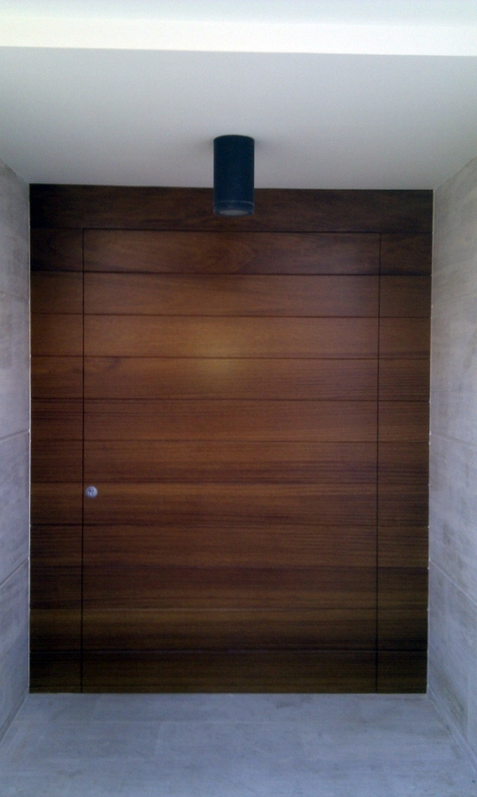 Puerta maciza en Iroko/Roble