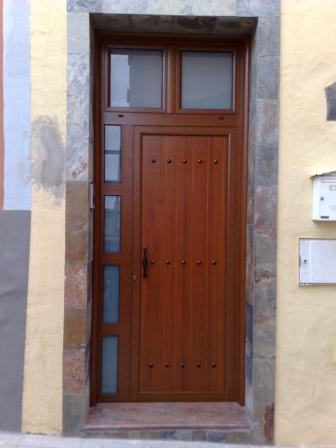 puerta con fijos lateral y superior en color madera