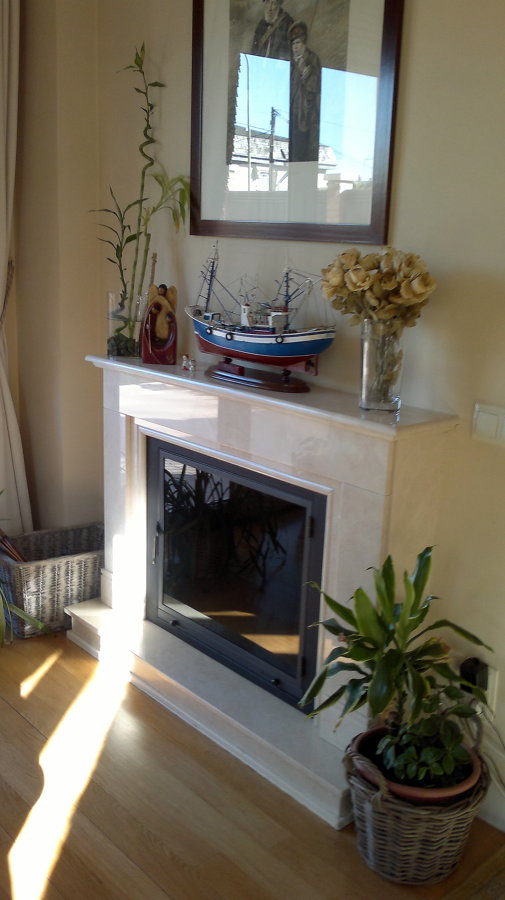 PUERTA METÁLICA CON CRISTAL MONTADA SOBRE CHIMENEA DE MÁRMOL