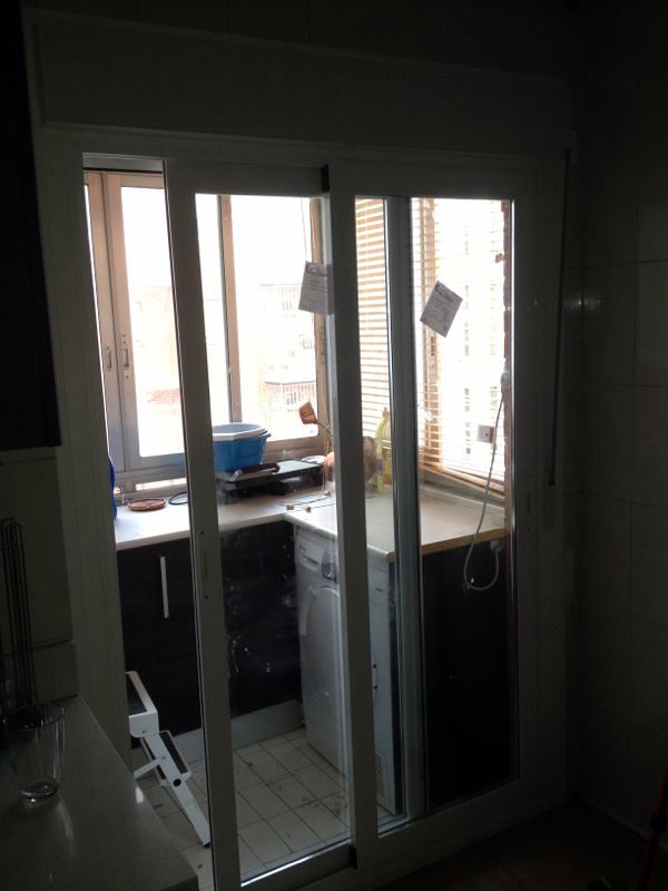 Puerta montada en salida a galería