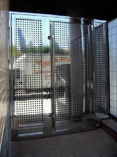 Puerta para comunidad chapa perforada inoxidable