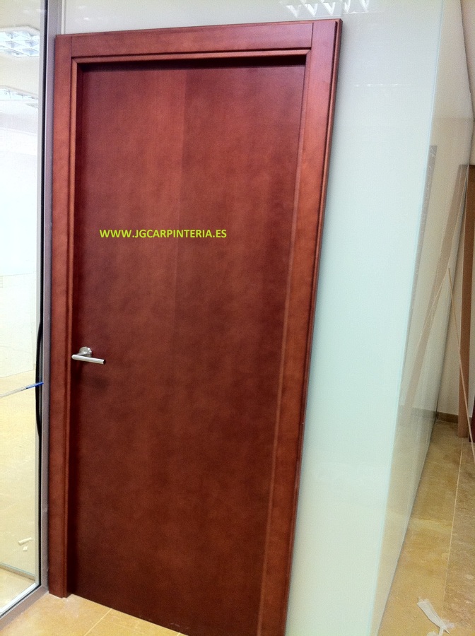 PUERTA PARA OFICINA CON DIVISIÓN DE CRISTAL