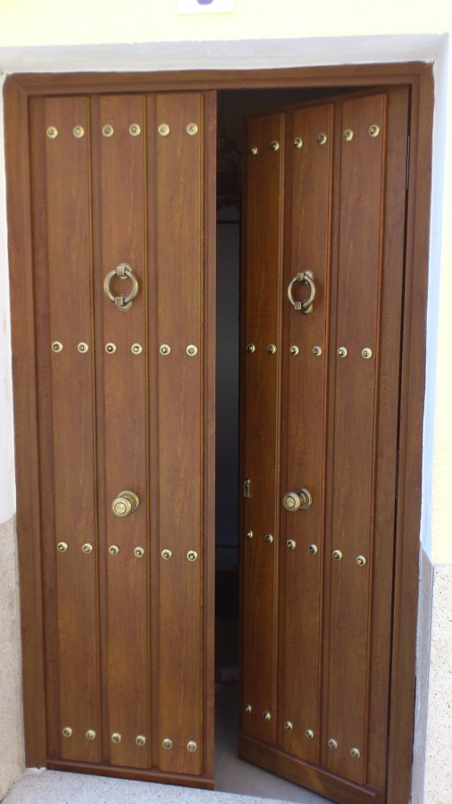 Puerta para vivienda.