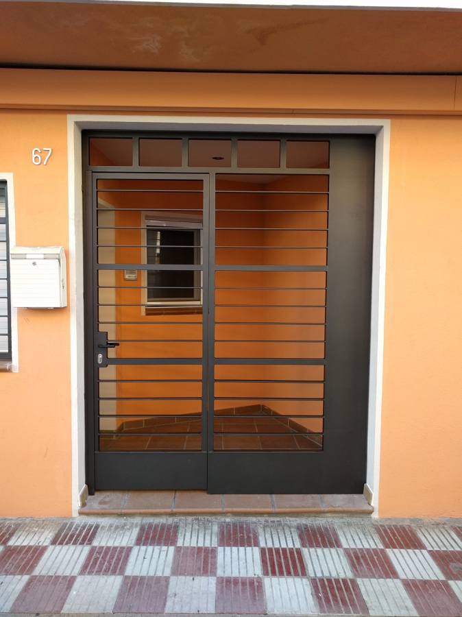 Puerta entrada comunidad