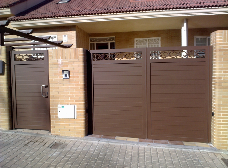 PUERTA PEATONAL Y BATIENTE DE DOS HOJAS ALUMINIO SOLDADO