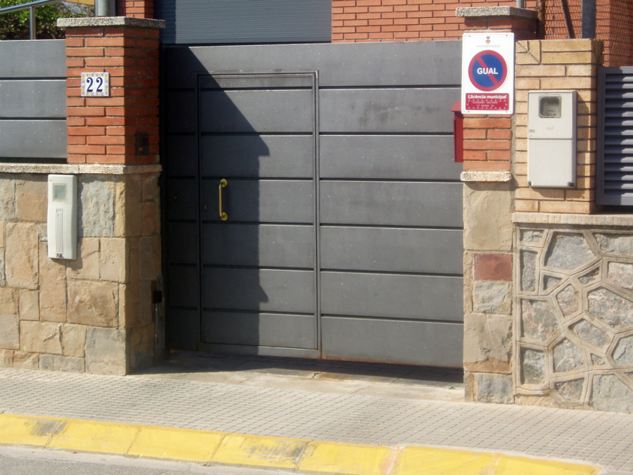 PUERTA CORREDERA CON PUERTA PEATONAL 