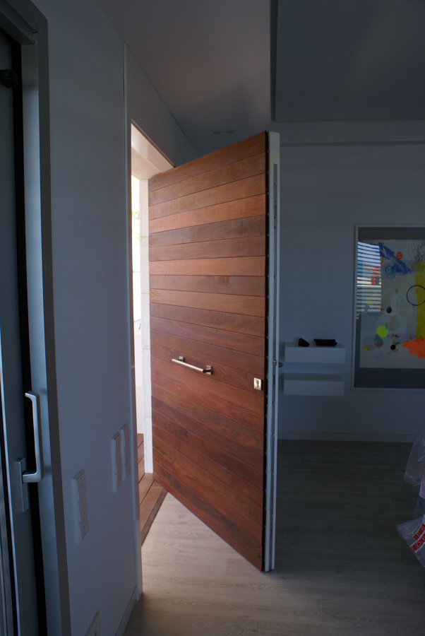 Puerta pivotante eje desplazado