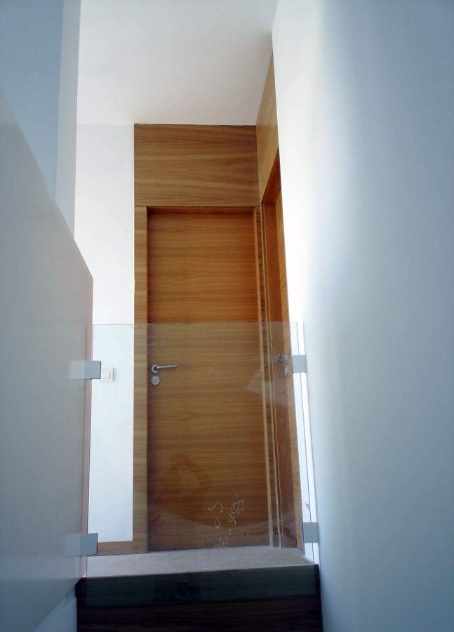 PUERTA PREFABRICADA Y REVESTIMIENTO.