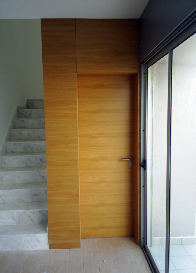 PUERTA PREFABRICADA Y REVESTIMIENTO.