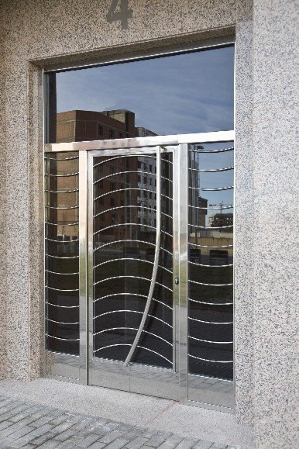 Puerta principal en acero inoxidable