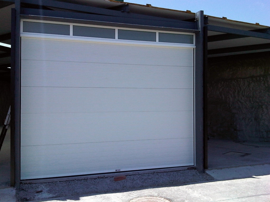 puerta seccional acanalada blanca