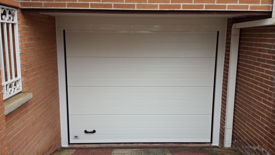 Puerta seccional acanalada blanco