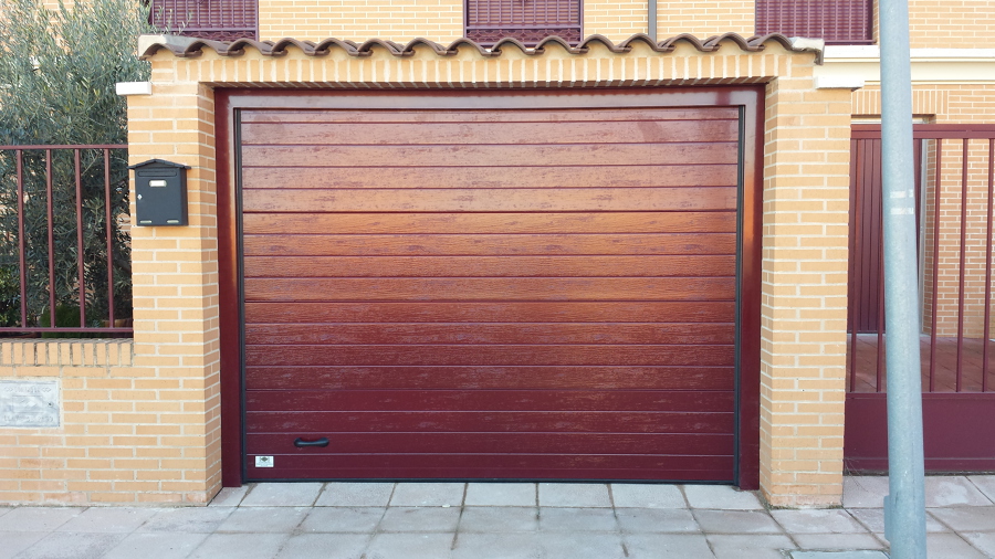 Puerta seccional acanalada ral 3005