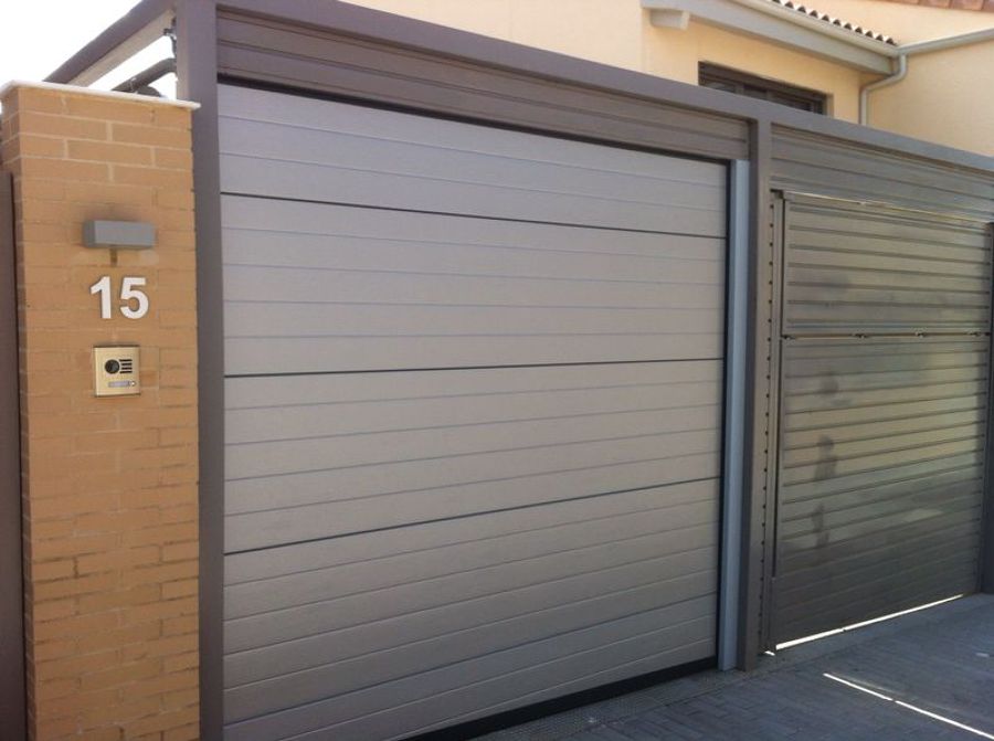 PUERTA SECCIONAL ACANALADA RAL 7016