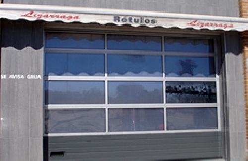 PUERTA SECCIONAL ACRISTALADA