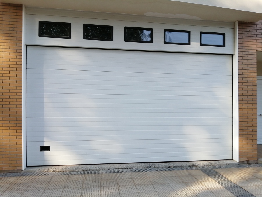 PUERTA SECIONAL BLANCA