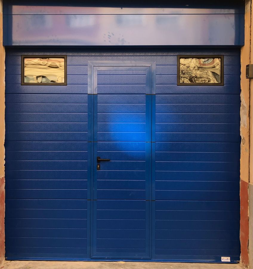 Puerta seccional color azul