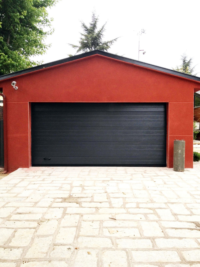 Puerta seccional color gris