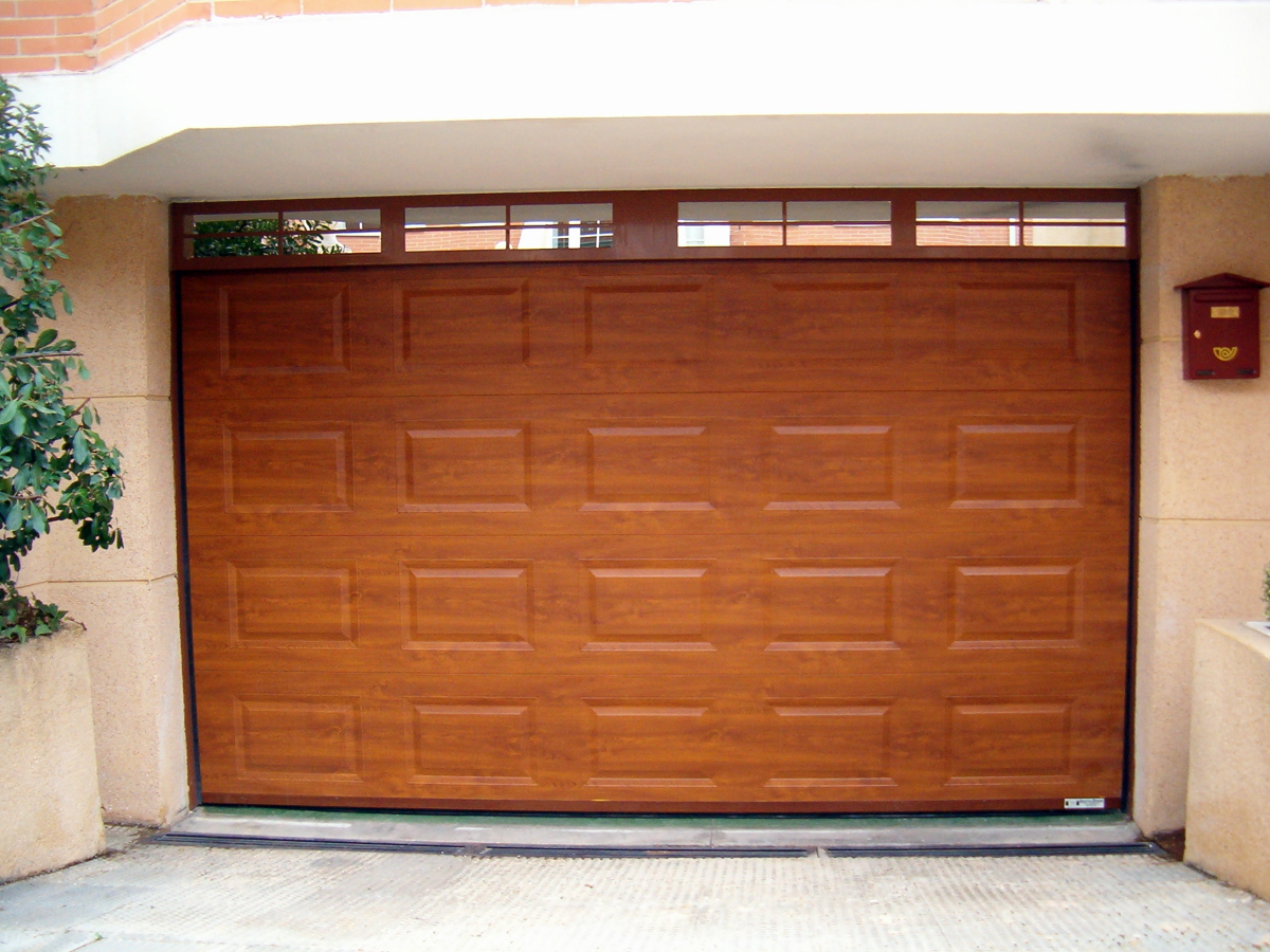 Puerta seccional color madera cuarterones