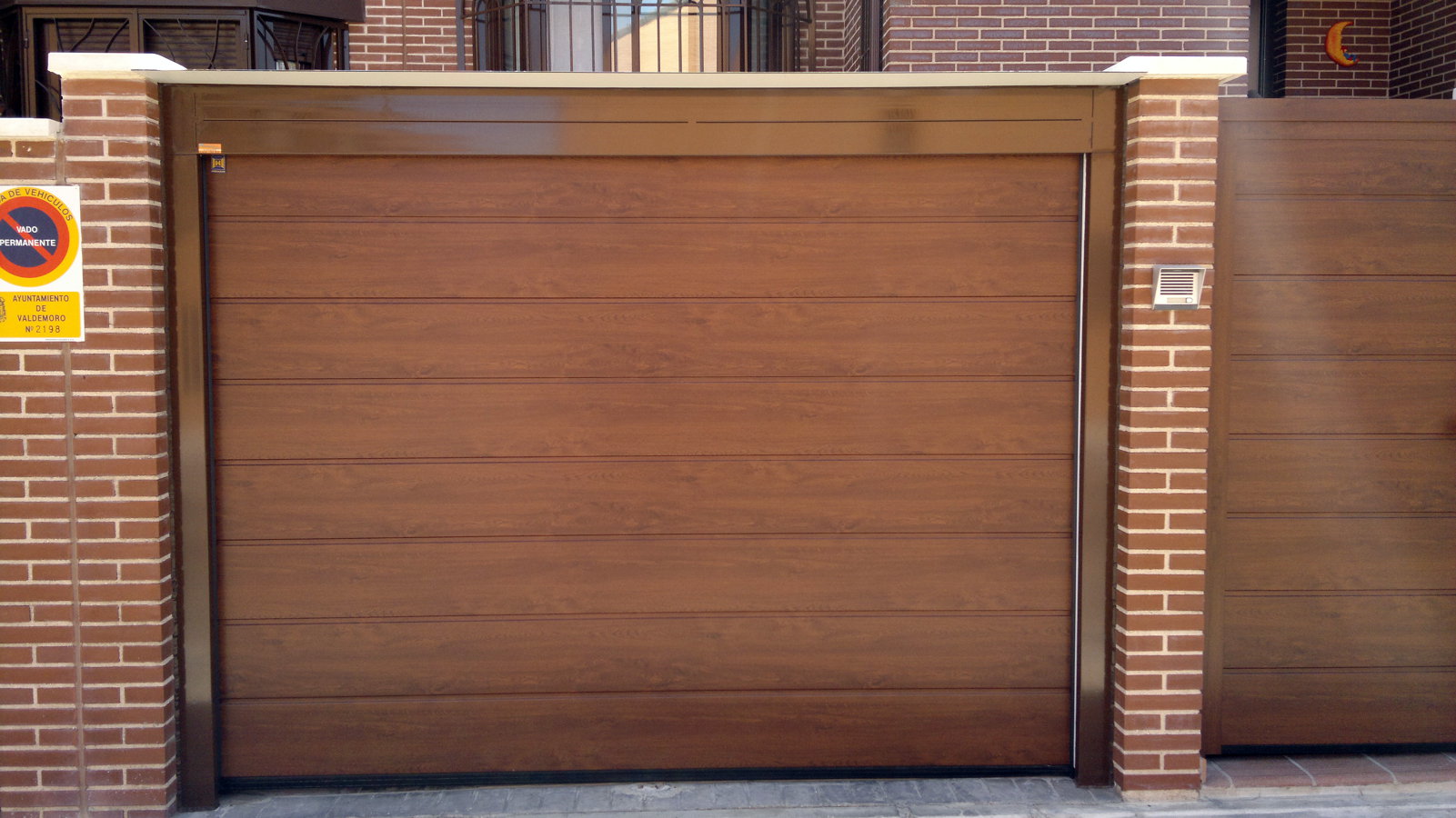 Puerta seccional color madera